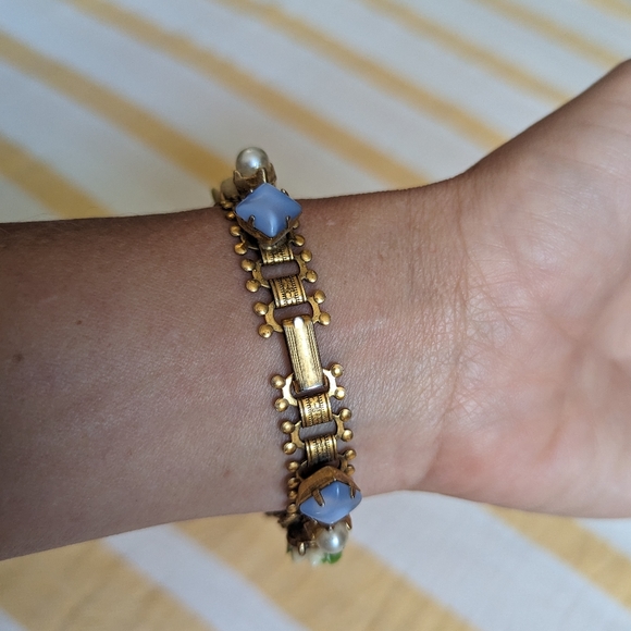 VINTAGE gold toned bracelet with intricate rose details- Excellent Condition - Picture 3 of 4